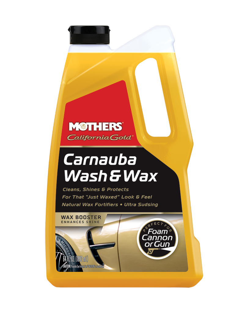 Mothers California Gold Carnauba Wash & Wax bidonu ve yıkandıktan sonra parlayan araç kaportası